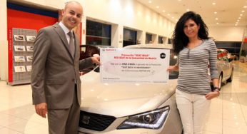 Motor DyE entrega el premio ‘Promoción Seat Ibiza 30 Aniversario’ a una clienta del concesionario