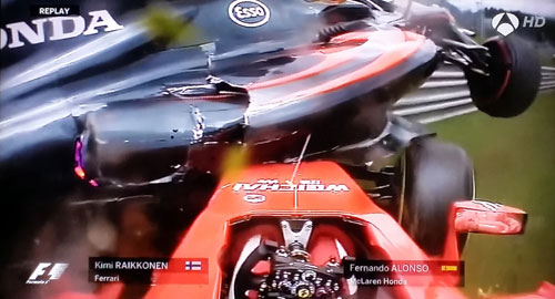 Raikkonen se llevó por delante a Alonso