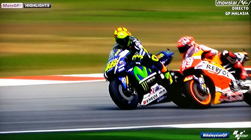 Rossi ralentiza la marcha para que Márquez se sitúe junto a él. (Imágen Movistar TV)