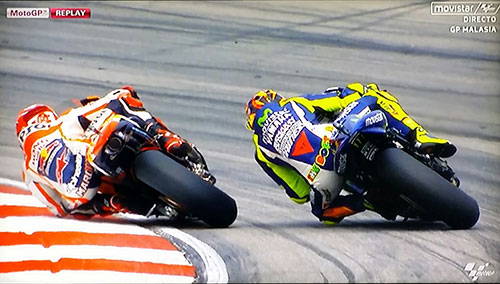 La lucha de los dos pilotos fue de lo mejor está temporada, hasta que Rossi se quitó la careta