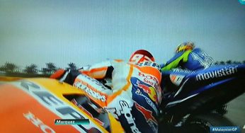 Rossi tira a Márquez de una patada y la dirección de MotoGP le impone una sanción ridícula