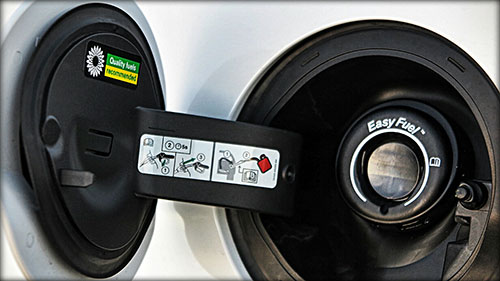 Sistema ‘Ford Easy Fuel’: basta con abrir la tapa e introducir la ‘pistola’ del combustible.