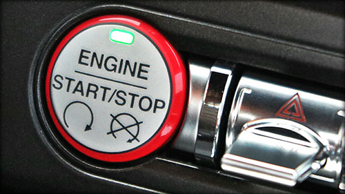 El Mustang se abre y cierra con la llave en el bolsillo y pone en marcha pulsando el botón de arranque.