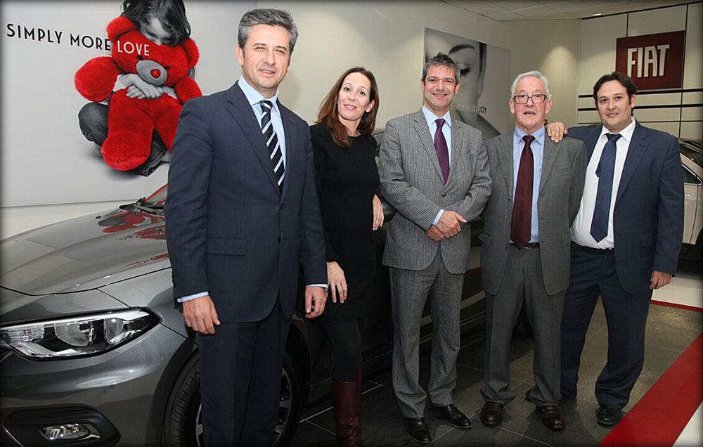 De izquierda a derecha: Alberto de Aza, director de Fiat y Abarth; Laura Ascaso; Luca Parasacco, consejero delegado de FCA de España y José y José Ramón Ascaso.