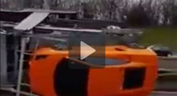 Un Lamborghini volcado sobre el asfalto 