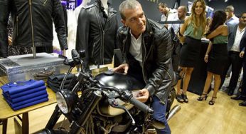 Antonio Banderas se sube a la Triumph Bonneville T100 Rizoma para presentar su colección de ropa