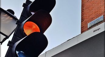 Si paras ante un semáforo en ámbar sin mirar el retrovisor, encomiéndate al de ‘arriba’ (crónica de mi accidente en moto por hacer lo primero y no lo segundo)