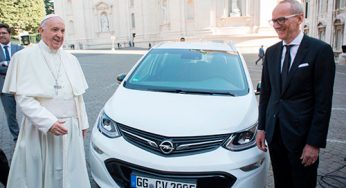 Opel entrega una unidad del Ampera-e al Papa Francisco