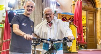 El Padre Ángel bendice la bicicleta de José Mª Alegre, director de QuintaMarcha.com, con la que hará ‘El Camino de Santiago en 12-1 días’