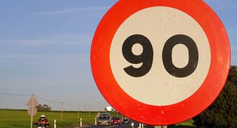 ¡Atención! Desde hoy, Tráfico limita la velocidad a 90 km/h las carreteras convencionales, ¡no lo olvides!
