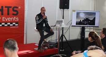 José Mª Alegre, director de QuintaMarcha.com, dio una charla sobre su libro ‘El mundo sobre dos ruedas’ en MotoMadrid