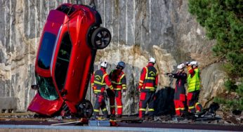 Volvo Cars deja caer vehículos nuevos desde una altura de 30 metros para ayudar a los equipos de rescate a salvar vidas
