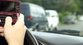 Un 31% de los jóvenes españoles utiliza el móvil al volante