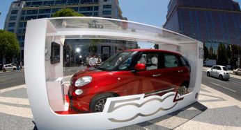 El Fiat 500L, dentro de una caja en la Puerta de Alcalá