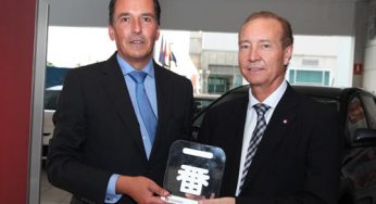 Jacques Pieraerts, presidente de Toyota España, entrega a Jugorsa el Premio Ichiban de Satisfacción del Cliente