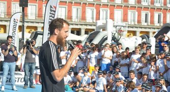 Bridgestone y su embajador ‘Chacho’ Rodríguez cumplen los sueños de 200 niños