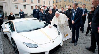 El Papa Francisco recibe un Lamborghini Huracán personalizado