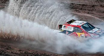 Sainz aguanta el ataque de Peterhansel con una ventaja de 44 minutos a dos etapas del final