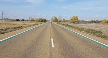 Programa experimental de la DGT: líneas verdes en la carretera para reducir la velocidad
