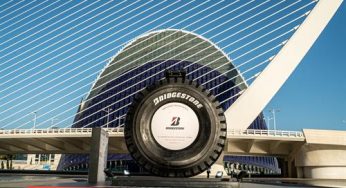 Bridgestone lleva a Valencia el neumático más grande del mundo