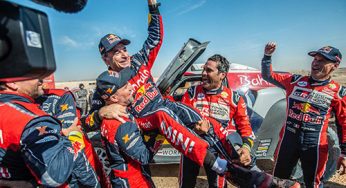 Carlos Sainz, un veterano que gana el Dakar con 57 años y que lo retirará el crono, no el DNI. Notable debut de Fernando Alonso y buena actuación de los pilotos españoles en coches y motos