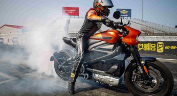 La piloto Angelle Sampey, con la Harley-Davidson LiveWire, bate récords mundiales en la exposición de EV Racing