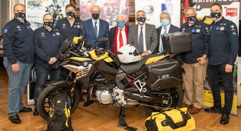 Enrique Cerezo y Roberto Gómez se suben a la moto solidaria de KM Solidarity en un acto celebrado en Madrid