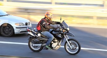 Aprobada una reivindicación histórica: las motos podrán circular por el arcén en los atascos