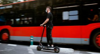 Para ir en patinete hay que utilizar casco y circular por carriles bici. En 2020 seis personas perdieron la vida con este vehículo