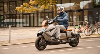 Sabes qué documentos debes llevar cuando conduces tu moto? Seis de cada diez moteros lo desconocen. AMV nos lo aclara