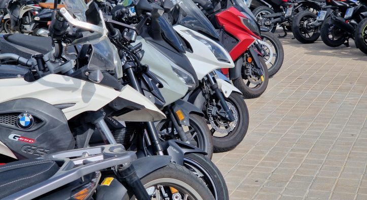 Las motos se disparan en abril: el tirón de las trail impulsa el mercado y acelera el cambio de modelo en España