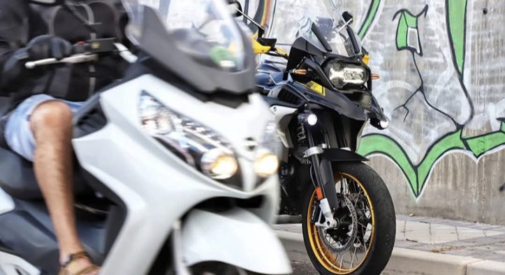 La DGT pone fin al casco jet: guantes homologados y calzado cerrado serán obligatorios para los motoristas desde octubre bajo multa de 200€
