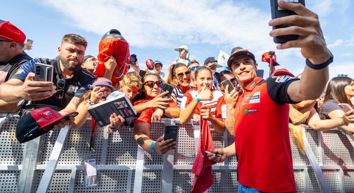 El Pit Lane Walk abre MotoGP: MotorLand levanta el telón antes de que rujan las motos