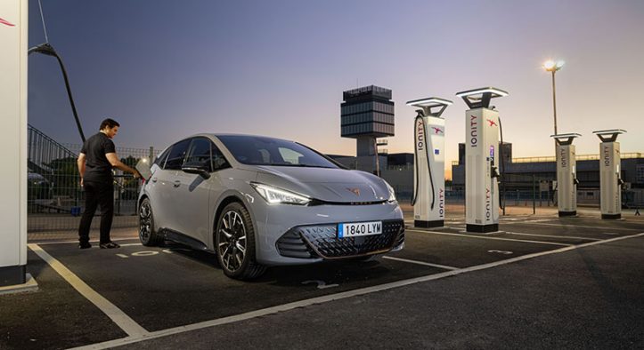 La frontera de los 24 minutos condiciona el viaje largo en coche eléctrico
